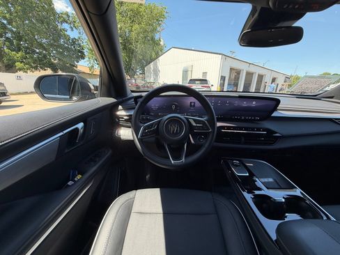 Used 2025 Buick Enclave Preferred FWD image 2