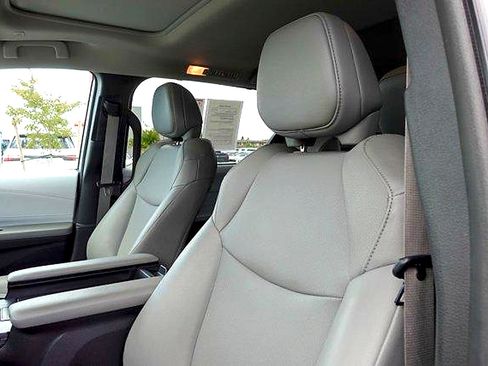 Used 2025 Toyota Sienna XLE FWD image 10