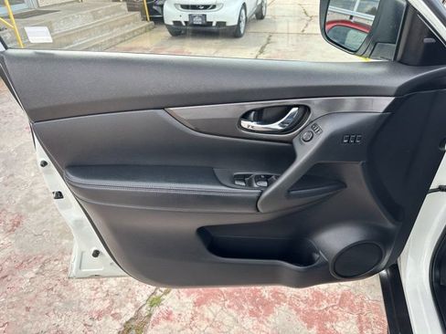 Used 2019 Nissan Rogue SV w/ Premium Package AWD/4WD image 12