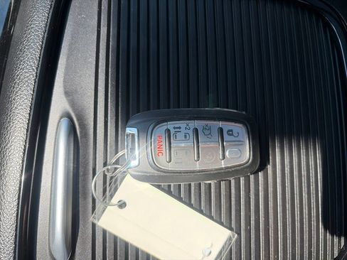 Used 2025 Chrysler Pacifica Limited FWD image 28