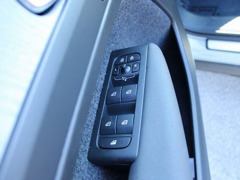 Used 2025 Volvo XC40 B5 Plus image 11