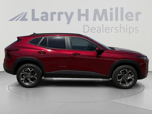 Used 2025 Chevrolet Trax LT FWD image 6