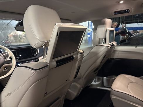 Used 2017 Chrysler Pacifica Platinum image 18