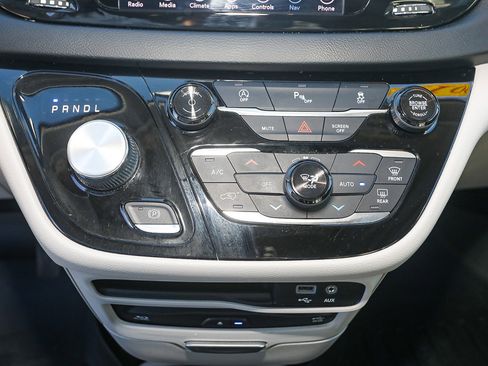 Used 2019 Chrysler Pacifica Touring-L Plus image 18