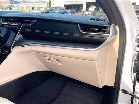 Used 2023 Jeep Grand Cherokee Limited image 16