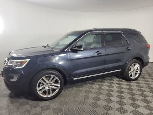 Used 2017 Ford Explorer XLT w/ Equipment Group 202A FWD image 2
