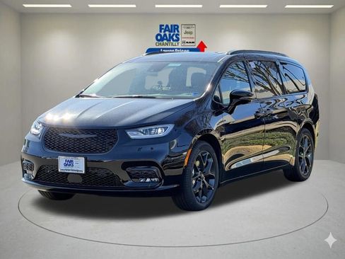 New 2026 Chrysler Pacifica Limited image 2