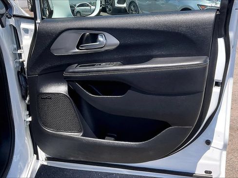 Used 2022 Chrysler Pacifica Limited w/ Uconnect Theater Family Group FWD image 19