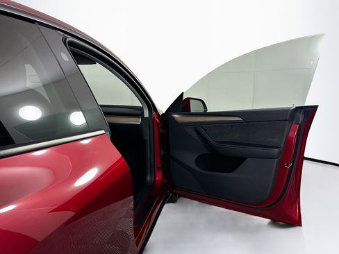 Used 2024 Tesla Model Y Long Range image 32