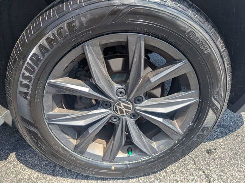 Used 2022 Volkswagen Tiguan SE image 45