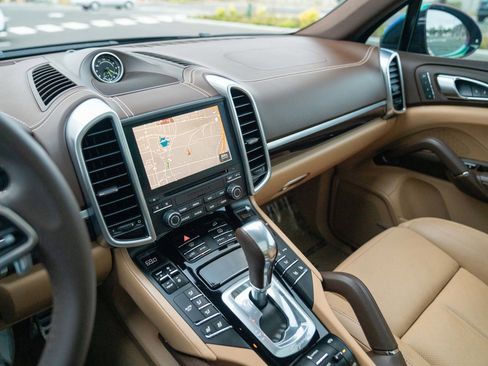 Used 2018 Porsche Cayenne S image 16