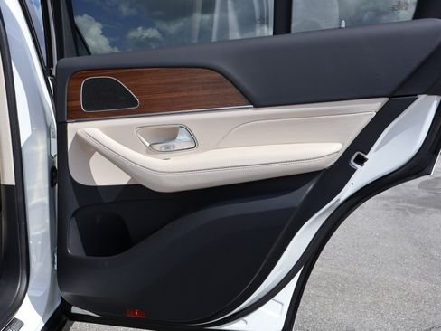 Used 2025 Mercedes-Benz GLE 450e 4MATIC image 24