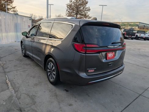 Used 2021 Chrysler Pacifica Touring-L image 18