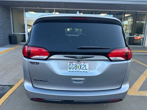 Used 2018 Chrysler Pacifica Touring-L w/ Premium Audio Group FWD image 3