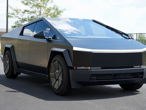 Used 2024 Tesla Cybertruck AWD Crew Cab image 4