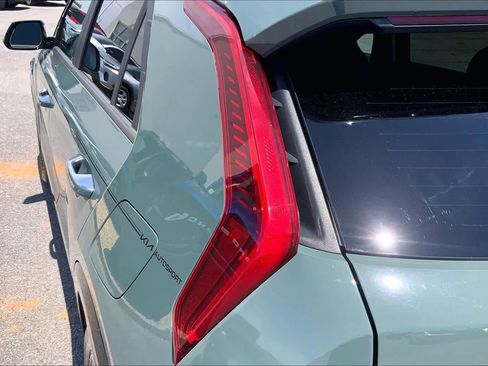 Used 2024 Kia Niro SX image 28