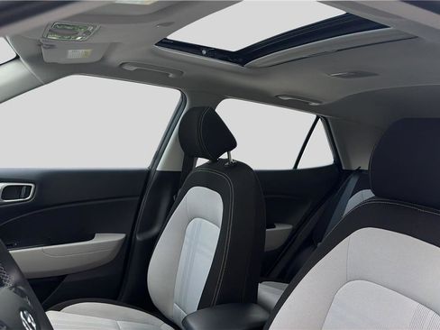 Used 2025 Hyundai Venue SEL FWD image 18