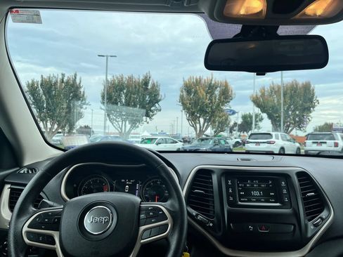Used 2018 Jeep Cherokee Latitude w/ Safety Group AWD/4WD image 20