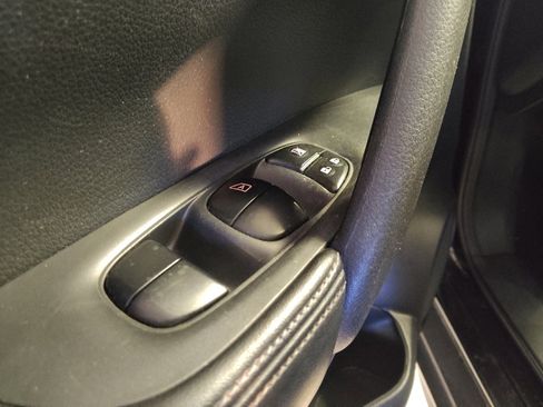 Used 2019 Nissan Rogue SV image 27