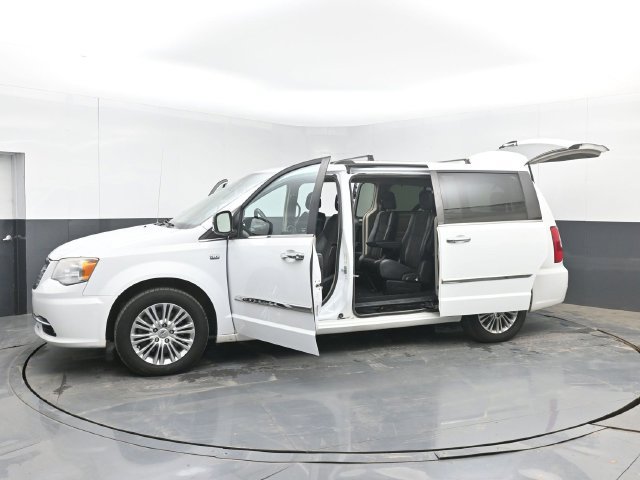Used 2014 Chrysler Town & Country Touring-L FWD image 51