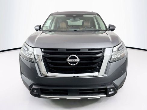 Used 2022 Nissan Pathfinder Platinum w/ Cargo Package FWD image 9
