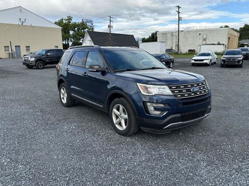 Used 2017 Ford Explorer XLT w/ Equipment Group 202A AWD/4WD image 2