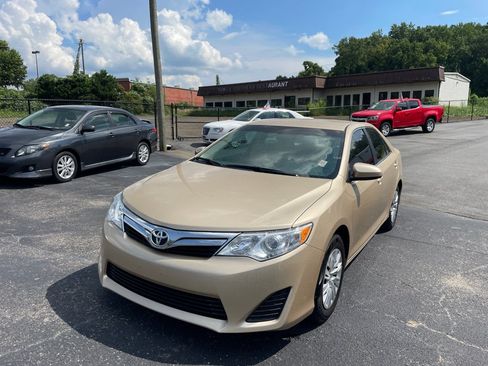 Used 2012 Toyota Camry LE FWD image 1