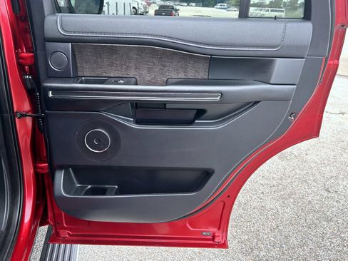 Used 2019 Ford Expedition Limited w/ Equipment Group 301A AWD/4WD image 18