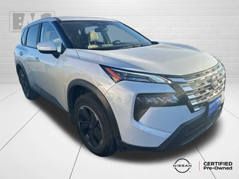 Used 2025 Nissan Rogue SV image 3