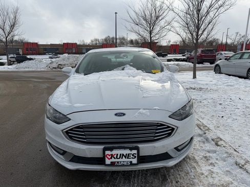 Used 2017 Ford Fusion SE w/ Equipment Group 201A image 3