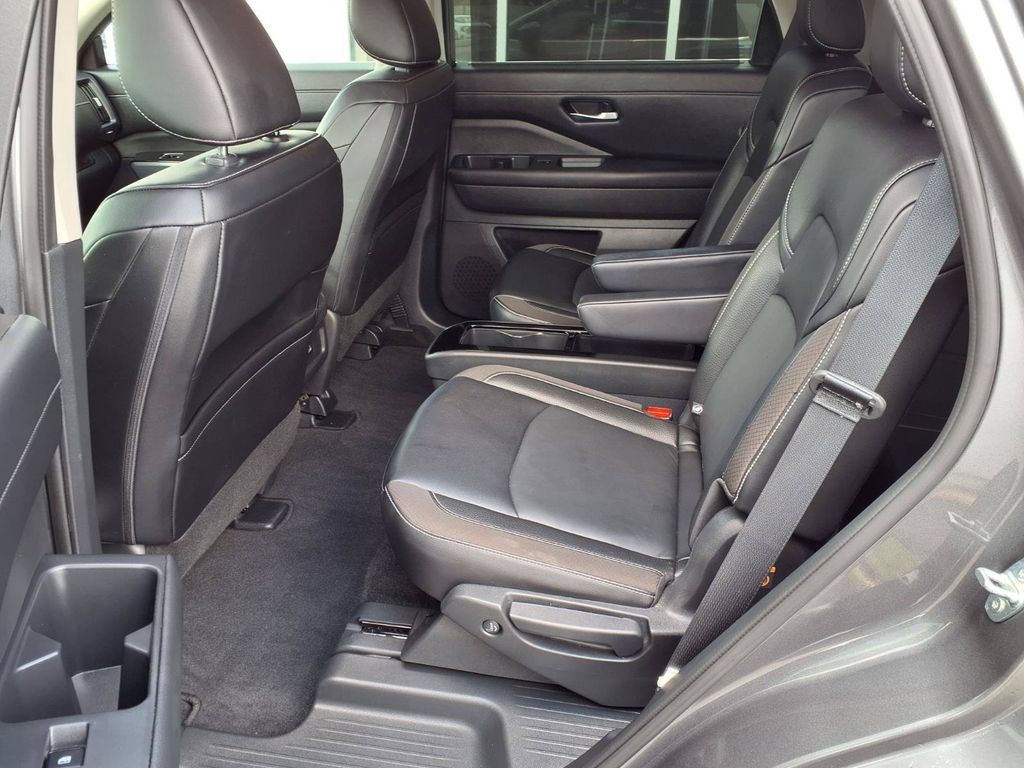 Used 2024 Nissan Pathfinder SL w/ SL Premium Package FWD image 21