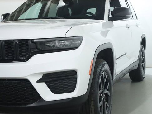 Used 2025 Jeep Grand Cherokee 4WD image 4