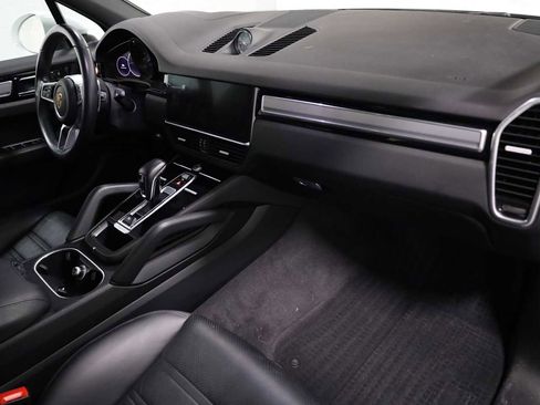 Certified 2023 Porsche Cayenne Platinum Edition image 6