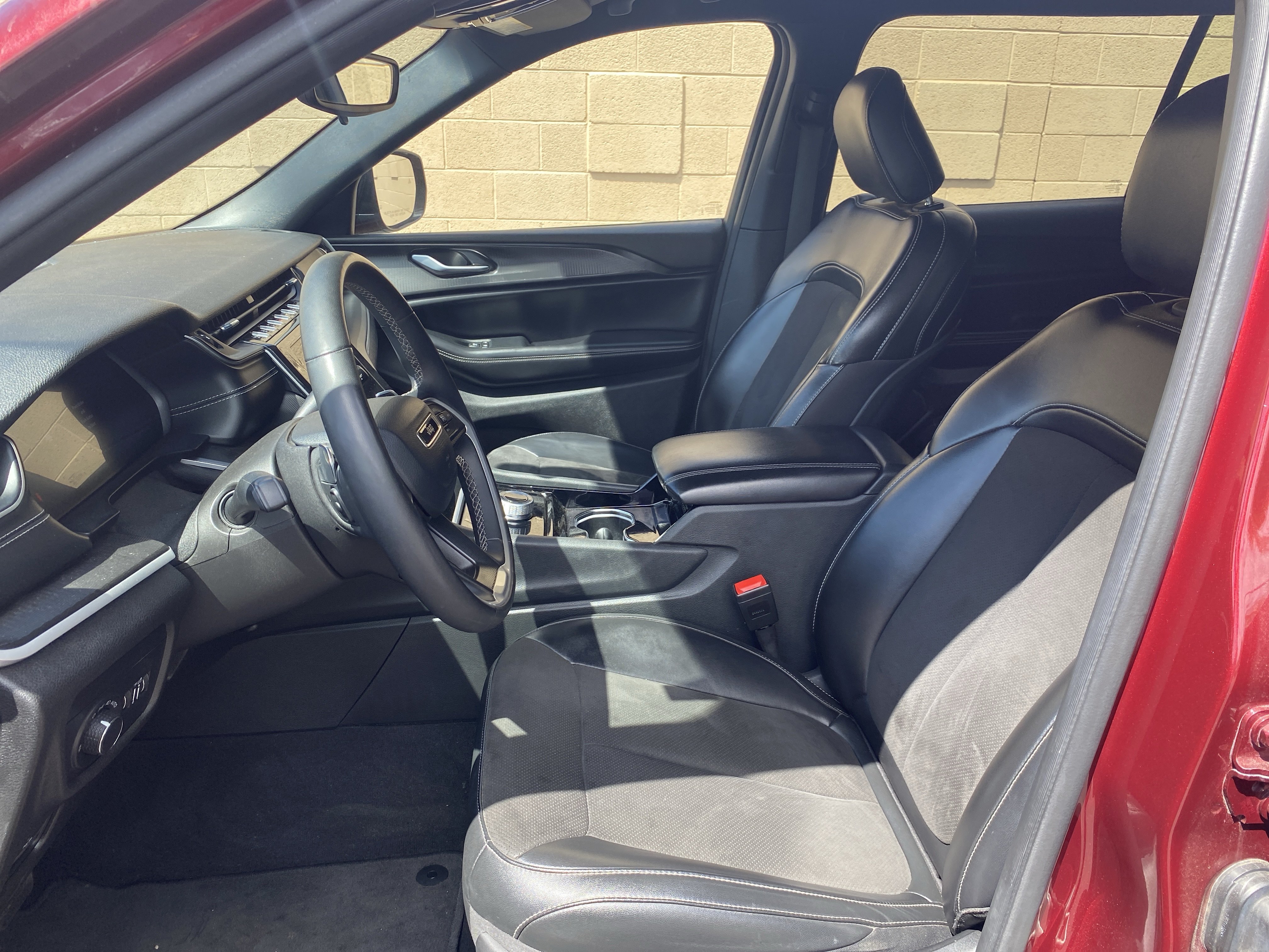 Used 2023 Jeep Grand Cherokee L Laredo AWD/4WD image 9