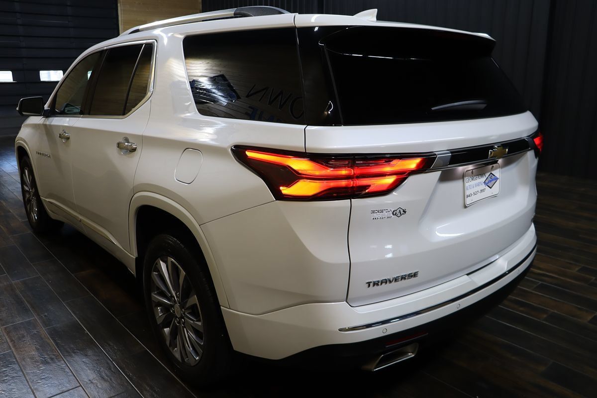 Used 2023 Chevrolet Traverse Premier FWD image 3