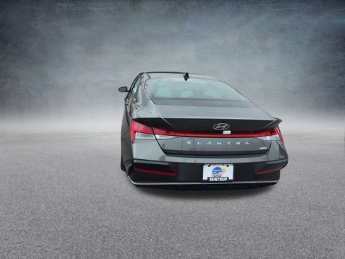 New 2025 Hyundai Elantra Limited image 18