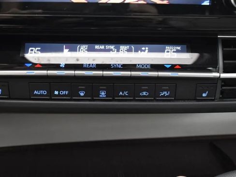 Used 2024 Toyota Sienna XLE image 34