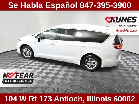 Used 2024 Chrysler Pacifica Touring-L image 19