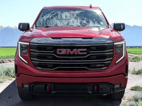 Used 2023 GMC Sierra 1500 AT4 w/ AT4 Preferred Package AWD/4WD image 9