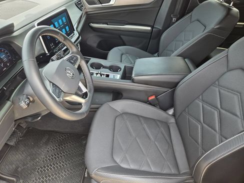 Used 2024 Volkswagen Atlas Cross Sport SE FWD image 12