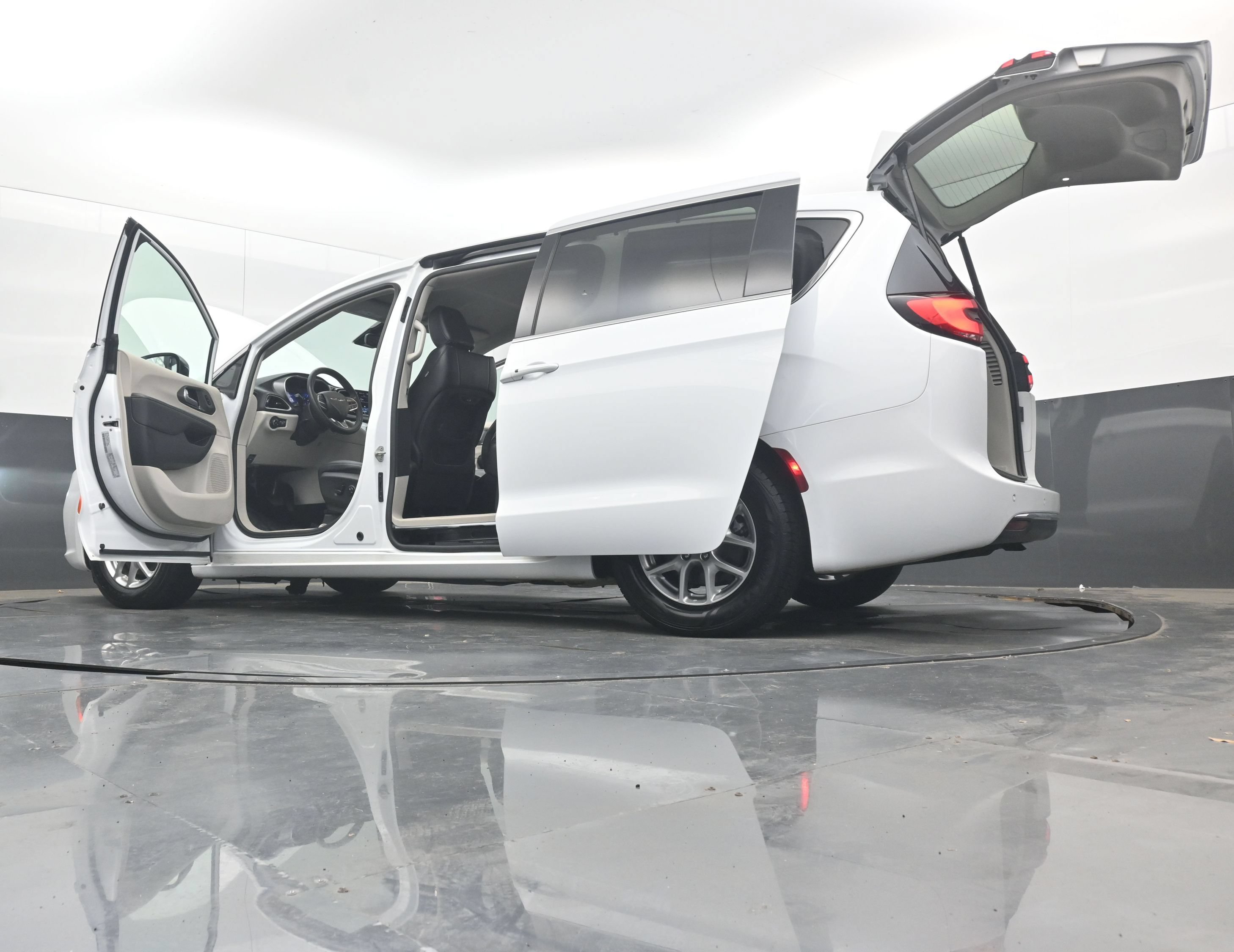 Used 2024 Chrysler Pacifica Touring-L FWD image 46