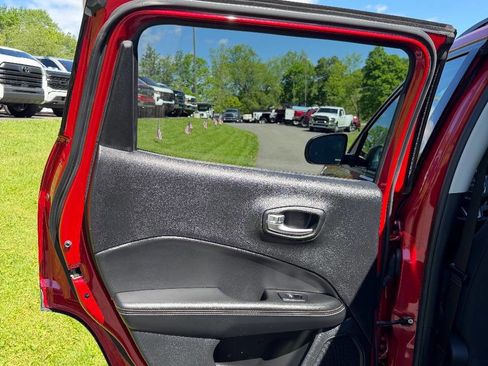 Used 2018 Jeep Compass Sport AWD/4WD image 39