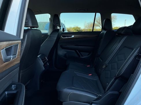 Used 2025 Volkswagen Atlas SE image 12