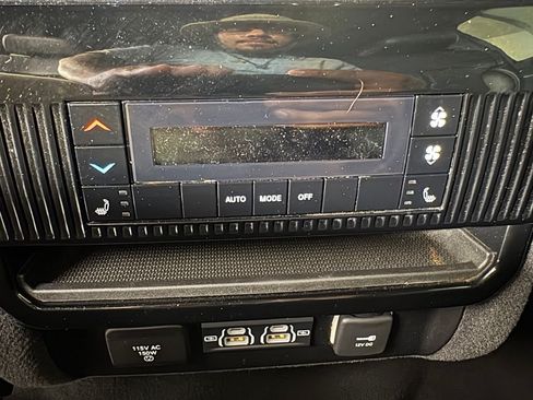 Used 2024 Jeep Wagoneer L Series II w/ Flexible Seating Group RWD image 38