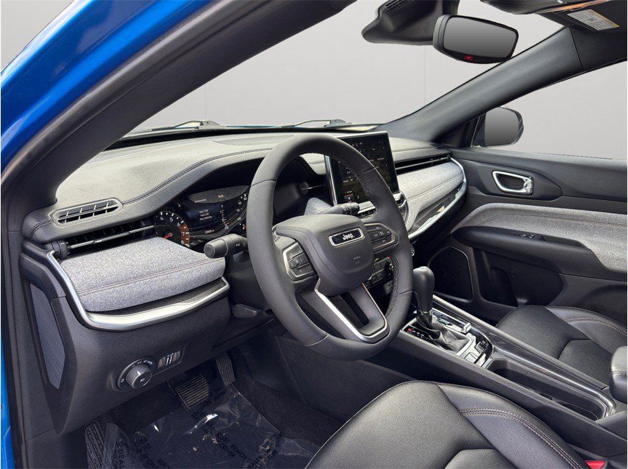 Used 2024 Jeep Compass Latitude AWD/4WD image 6