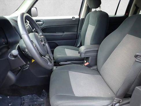 Used 2014 Jeep Patriot Latitude AWD/4WD image 11