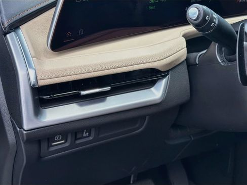 Used 2025 Cadillac XT4 Premium Luxury FWD image 10