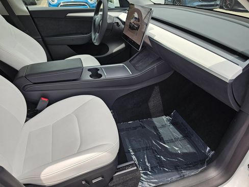 Used 2023 Tesla Model Y Long Range AWD/4WD image 26