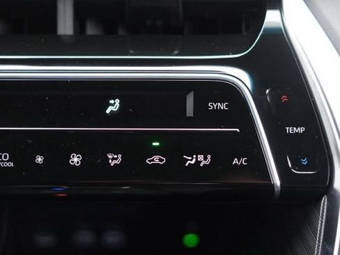 Certified 2024 Toyota Venza XLE image 30