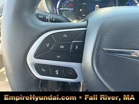 Used 2023 Chrysler Pacifica Touring-L FWD image 31